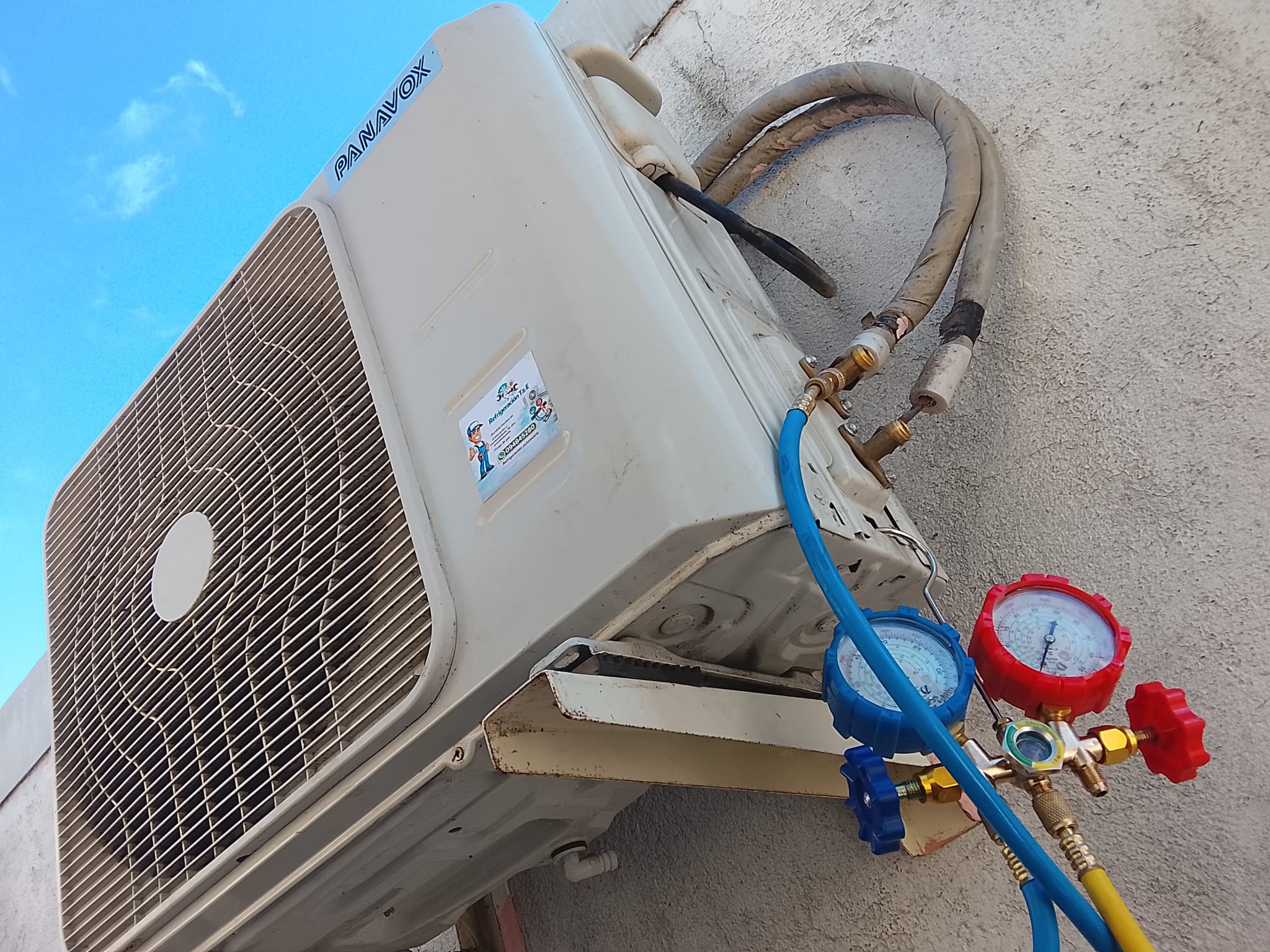 Carga de gas en aire acondicionado con sticker de Refrigeración T&E en Las Piedras